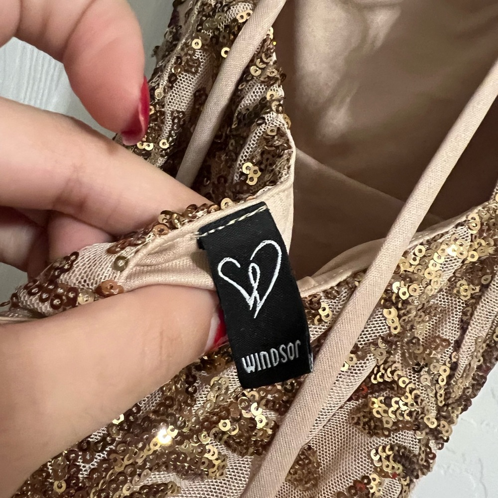 WINDSOR GOLD DRESS SIZE SMALL WORN ONLY ONCE - Picture 4 of 8